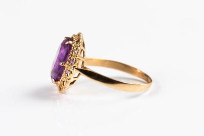 Yellow gold ring set with an oval synthetic...