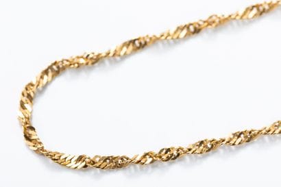 Twisted link chain in yellow gold. Spring-ring...