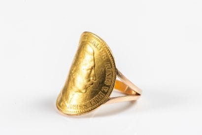 Yellow gold ring set with a curved Napoleon...