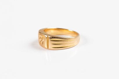 Massive signet ring in yellow gold, monogrammed...