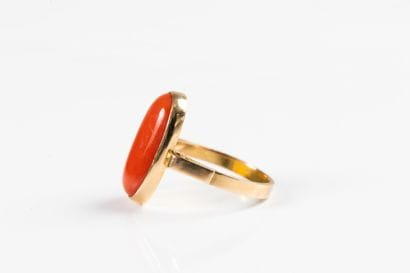 Yellow gold ring set with an oval cabochon...