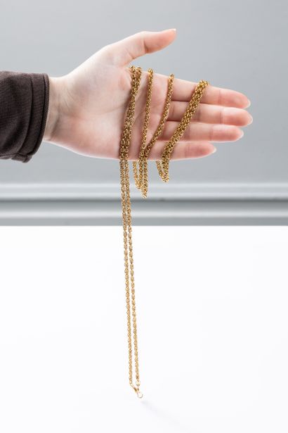 Large sautoir in yellow gold with royal link....