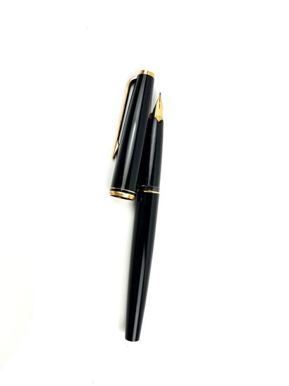 MONTBLANC
Fountain pen n°221 P, in black...