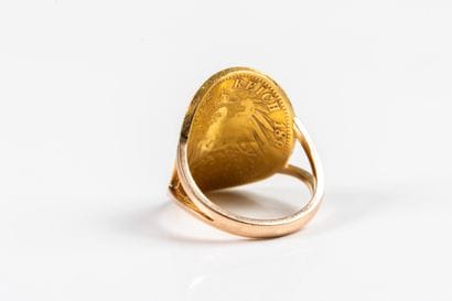 Yellow gold ring set with a curved Napoleon...