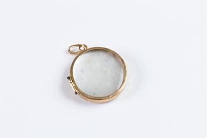 Circular, opening pendant in yellow gold...