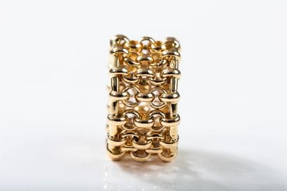 CHANEL 
Yellow gold band ring with jaseron...