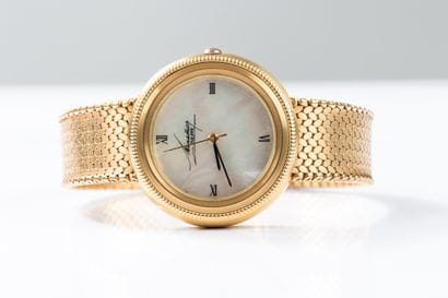 PHILIPPE circa 1990.
Gold wristwatch, round...