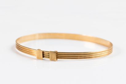 Yellow gold, sliding, ribbon-shaped, gadrooned...