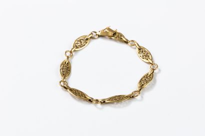 Yellow gold bracelet decorated with filigree...