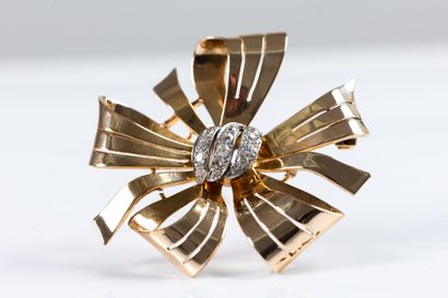 Yellow gold brooch forming a stylized knot...