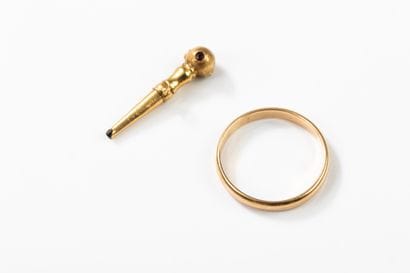 Lot comprising a yellow gold wedding band...