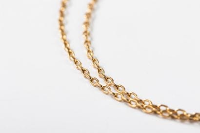 Round forçat chain in yellow gold. Spring-ring...