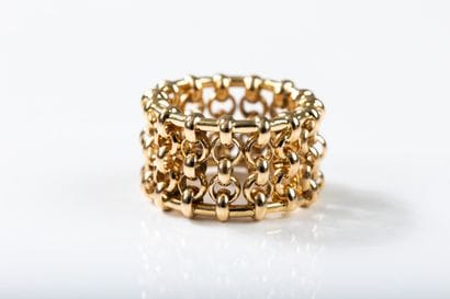 CHANEL 
Yellow gold band ring with jaseron...