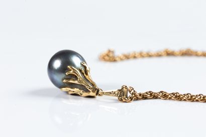 Yellow gold twisted chain with a drop pendant...