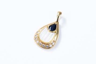 Yellow gold English-link necklace with a...