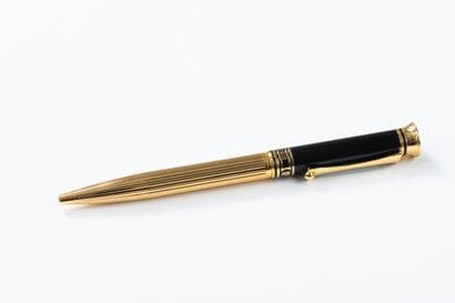 Pierre CARDIN

Gilt metal and black lacquer...