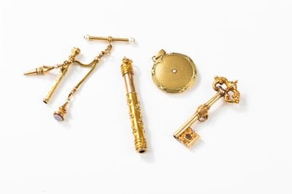 Attractive set of 4 gold watch keys, a barrette...