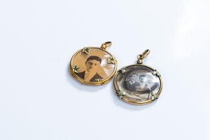 Souvenir holder pendant between two glasses...