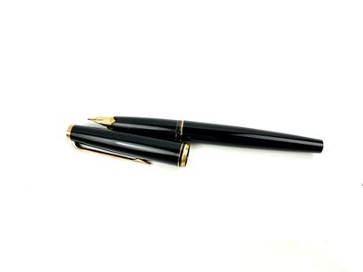 MONTBLANC
Fountain pen n°221 P, in black...