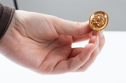 Oval brooch in yellow gold set with fine...