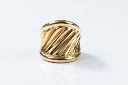 POIRAY 
Important curved ring in yellow gold...