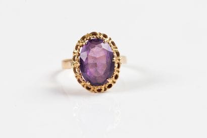 Yellow gold ring set with an oval synthetic...