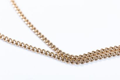 Yellow gold curb chain. Spring-ring clasp....