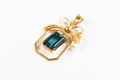 Yellow gold pendant adorned with a blue tourmaline...