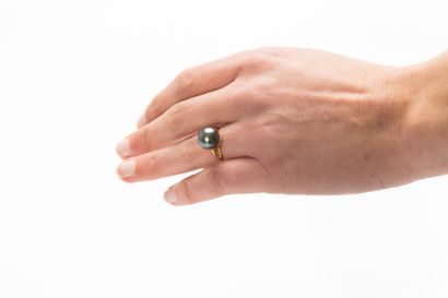 Yellow gold ring set with a Tahitian cultured...
