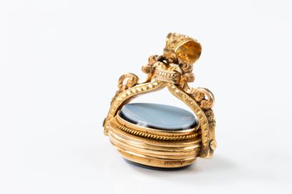 Yellow gold pendant centered on two agate...