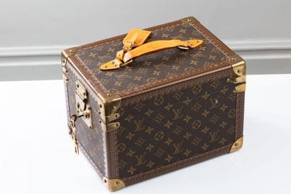 LOUIS VUITTON
Vanity case in monogram canvas...