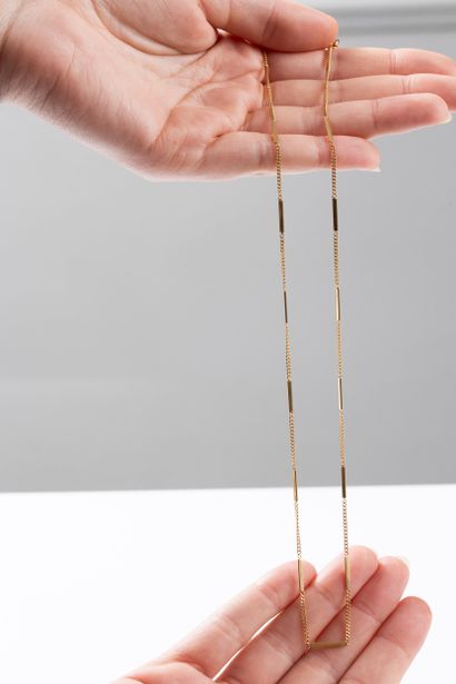 Yellow gold chain with rectangular motifs....