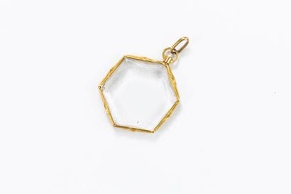 Yellow gold keepsake pendant, between two...