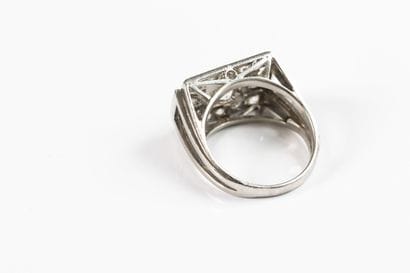 Tank platinum ring stylizing a bow, centered...