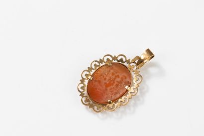 Yellow gold pendant adorned with a shell...