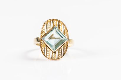 Yellow gold oval ring with filigree decoration...