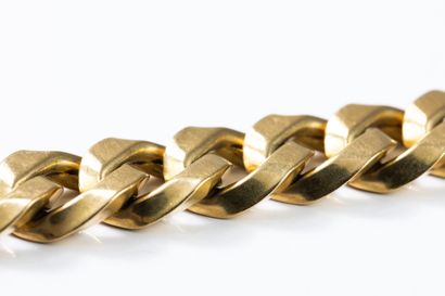 Hollow curb chain bracelet in yellow gold...