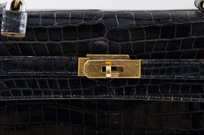 HERMES
32 cm Kelly bag in black Porosus crocodile...