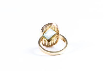 Yellow gold oval ring with filigree decoration...