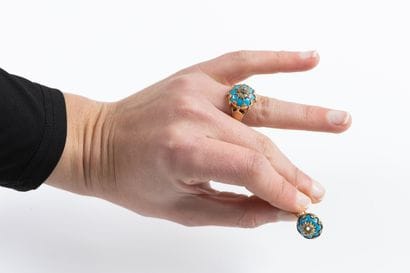 Victorian gold ring, round shape, set with...