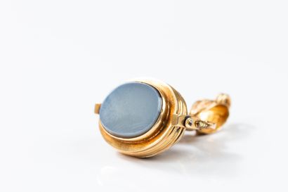 Yellow gold pendant centered on two agate...