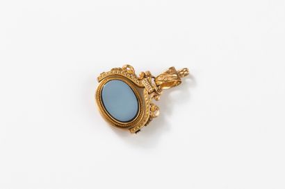 Yellow gold pendant centered on two agate...