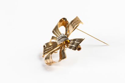 Yellow gold brooch forming a stylized knot...
