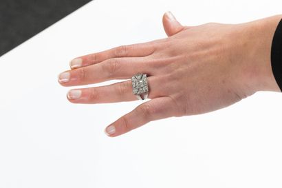 Tank platinum ring stylizing a bow, centered...
