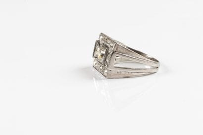 Tank platinum ring stylizing a bow, centered...