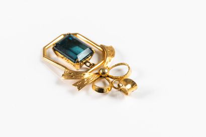 Yellow gold pendant adorned with a blue tourmaline...