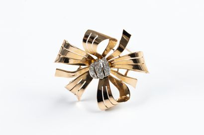 Yellow gold brooch forming a stylized knot...