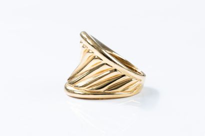 POIRAY 
Important curved ring in yellow gold...