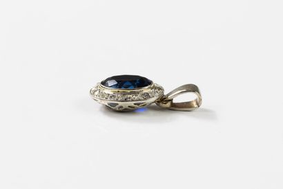 Gold pendant set at its center with a synthetic...