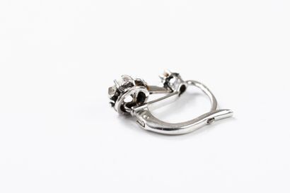 White gold earring set with a brilliant-cut...